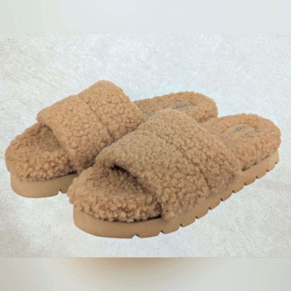 Cozy Tan Fuzzy Slide Sandals size 8